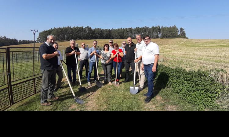 Obrázek k článku Náměstek hejtmanky Hroch inicioval vysázení Aleje přátelství mezi Jihočeským a Jihomoravským krajem Obrázek k článku Náměstek hejtmanky Hroch inicioval vysázení Aleje přátelství mezi Jihočeským a Jihomoravským krajem